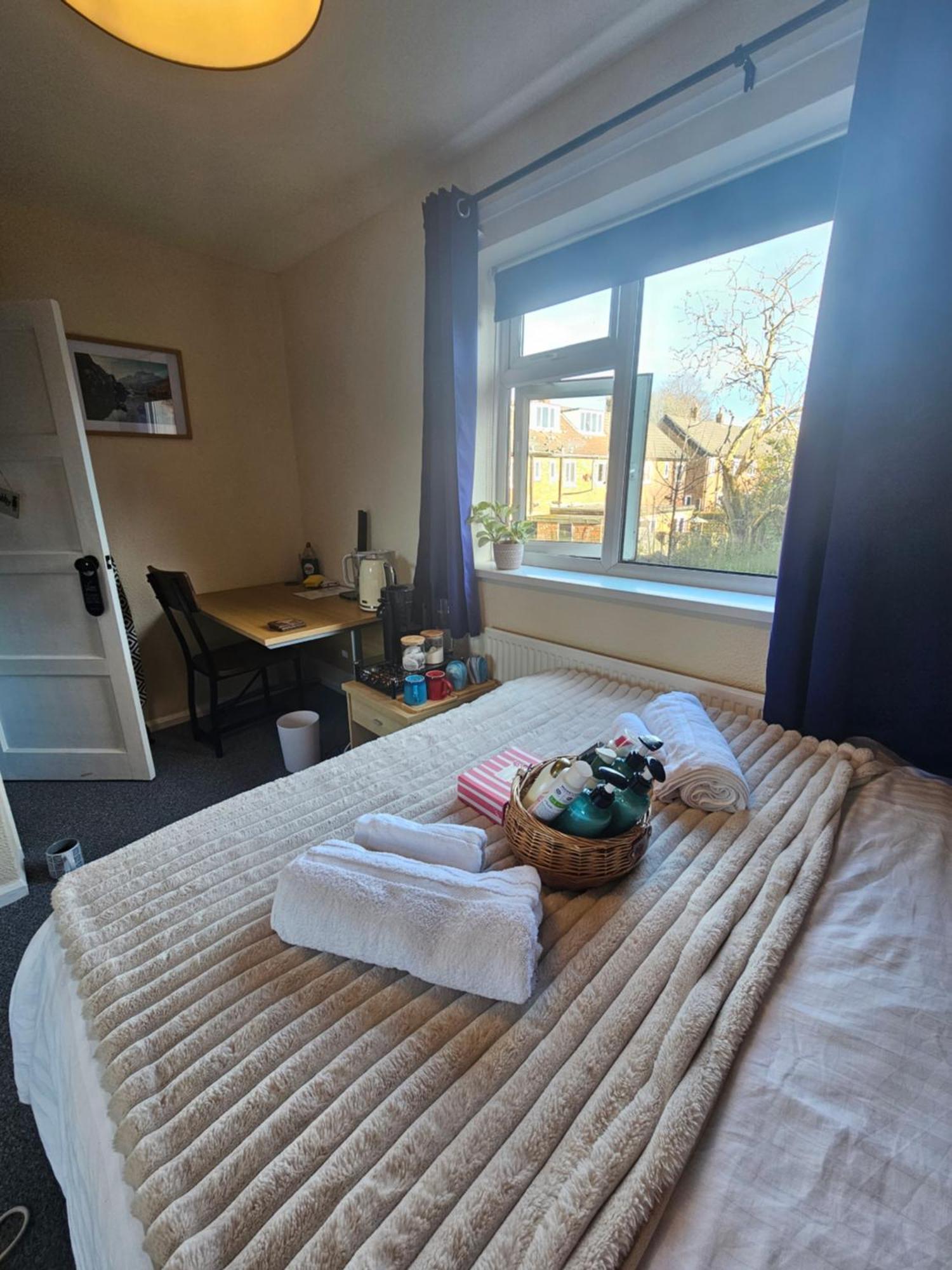 Double Bedroom Located Close To Manchester Airport Wythenshawe Exterior foto