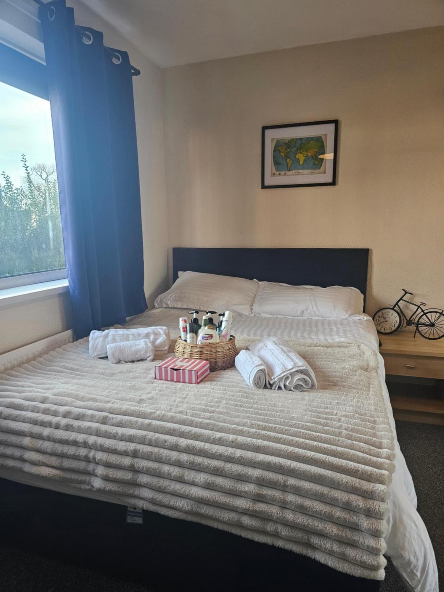 Double Bedroom Located Close To Manchester Airport Wythenshawe Exterior foto